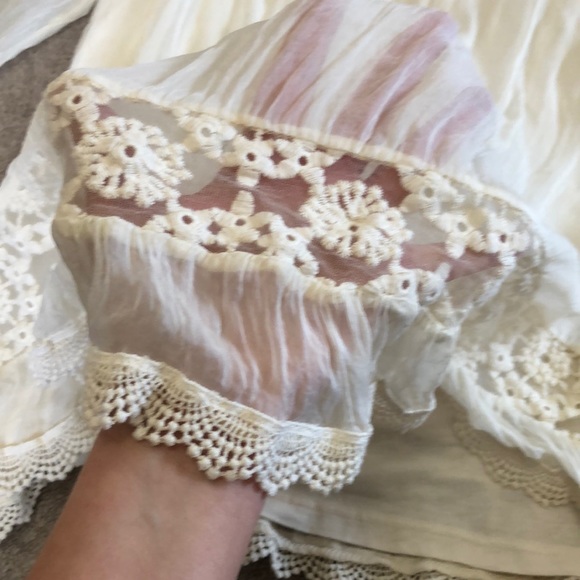 Piazza Del Tempio | 100% Silk Embroidered Italian Blouse - Picture 4 of 13